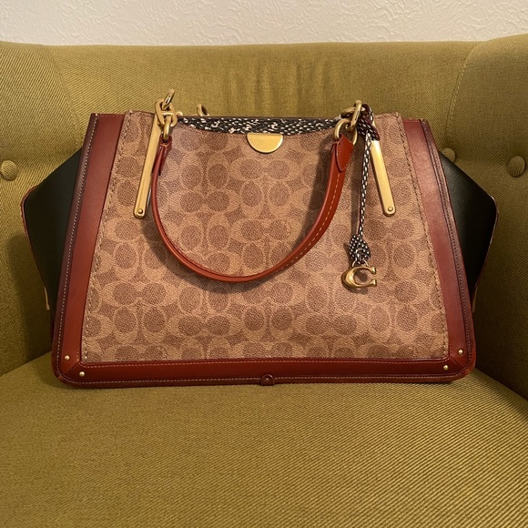 Beautiful designer Coach shoulder bag